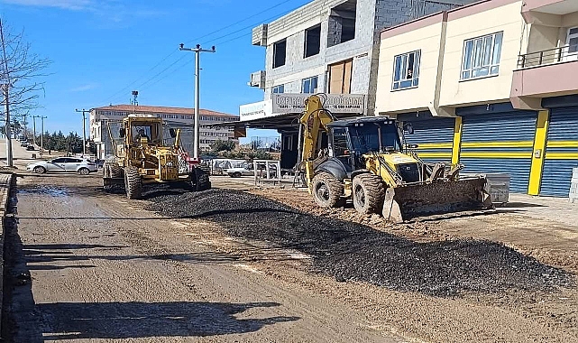 Hilvan’da Uzun Süredir Kullanılmayan Okul Yolunda Asfalt Çalışması