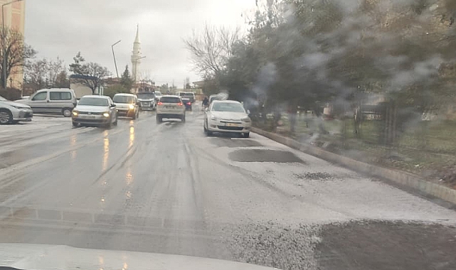 Şanlıurfa’da Dolu Yağışı Etkili Oldu: Akabe Bölgesi Beyaza Büründü