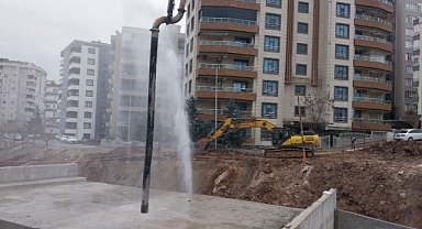 Şanlıurfa'da Kepçe Ana Su Borusunu Patlattı: Mahalle Susuz Kaldı