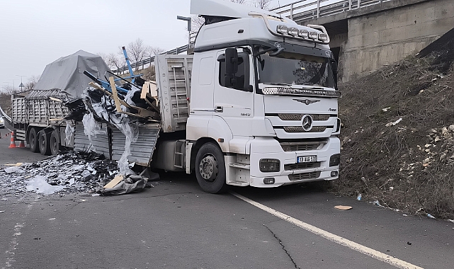 Şanlıurfa’da Tır Kazası: Cam Yük Yola Saçıldı