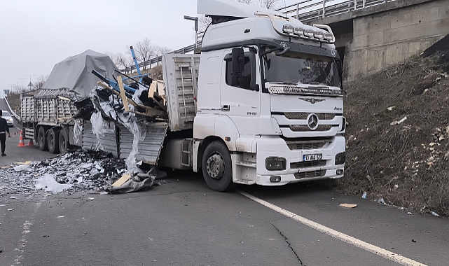 Şanlıurfa’da Tır Kazası: Cam Yük Yola Saçıldı
