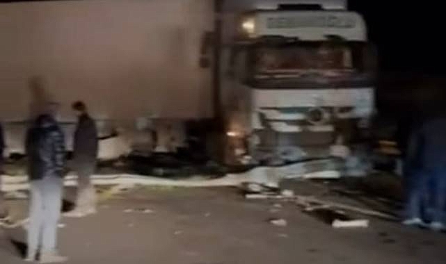 Şanlıurfa’da Trafik Kazası: Tır Refüje Çarptı