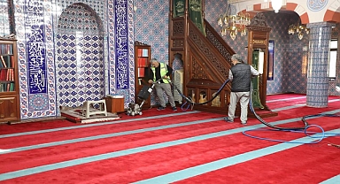 Viranşehir Belediyesi’nden Ramazan Öncesi Camilerde Temizlik