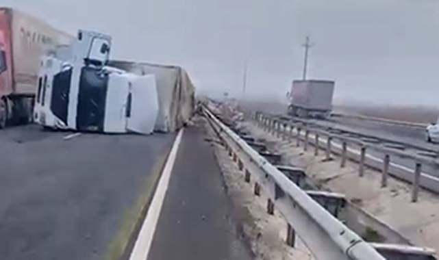 Viranşehir OSB Yakınlarında Geri Dönüşüm Yüklü Tır Devrildi