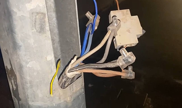 Urfa’da Aydınlatma Direklerinden Evlere Kaçak Hat 