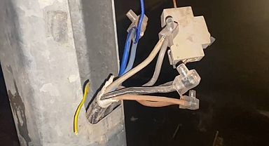 Urfa’da Aydınlatma Direklerinden Evlere Kaçak Hat 