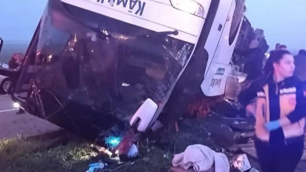 Adana Kozan’da Yolcu Otobüsü Devrildi: 2 Ölü, 23 Yaralı