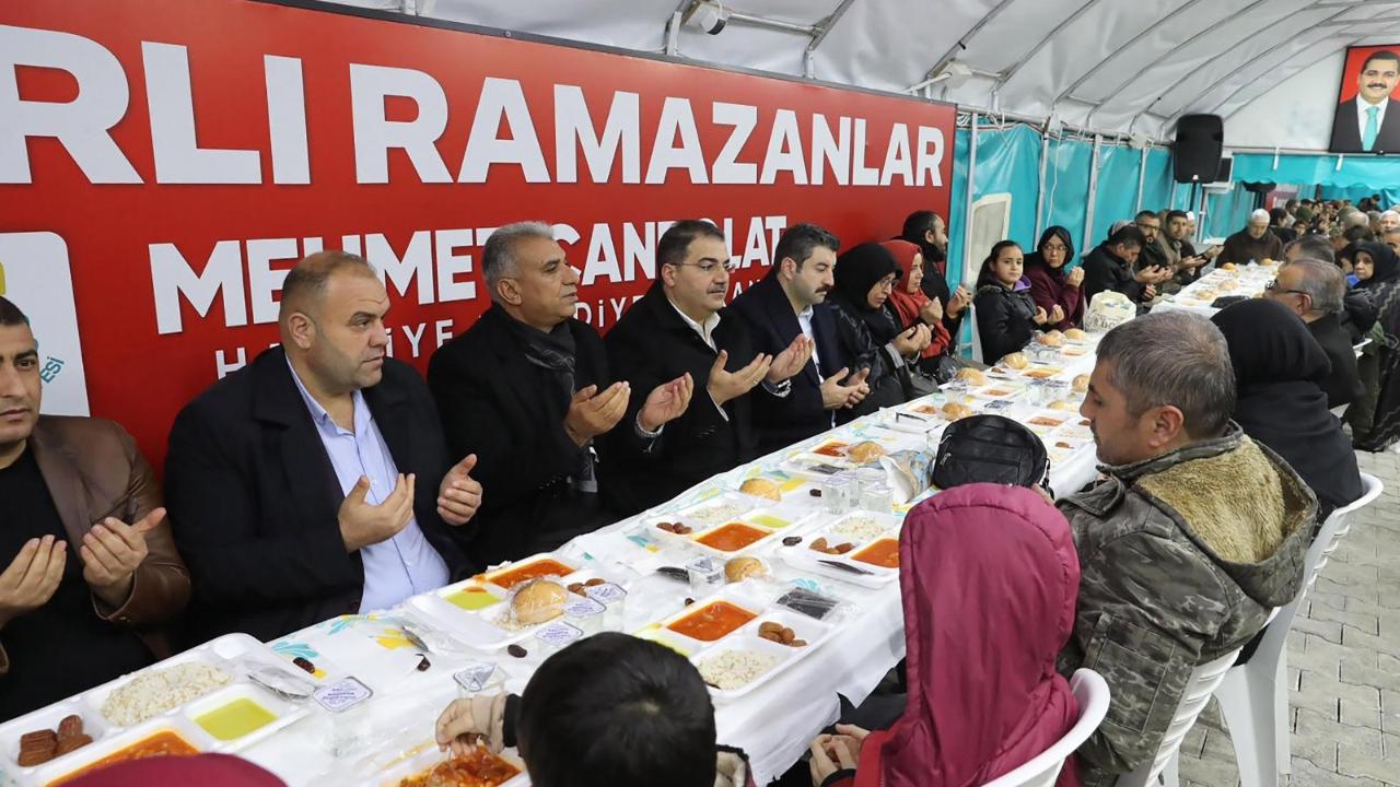 Başkan Canpolat ve Vekil Eyüpoğlu Son İftarı Vatandaşla Yaptı