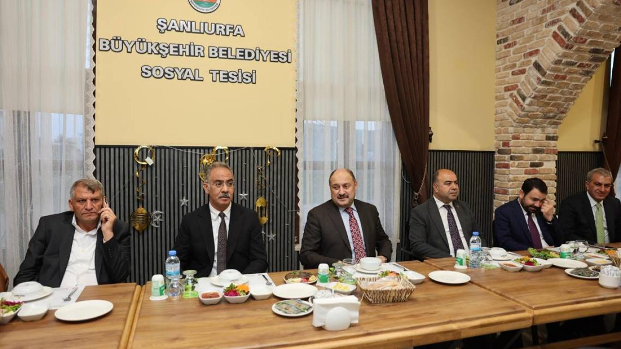 Başkan Gülpınar, İlçe Belediye Başkanları Ve Meclis Üyeleriyle İftarda Buluştu
