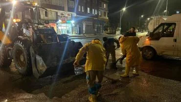 Haliliye Belediyesi teyakkuzda: Sağanak yağışa karşı sahada yoğun mesai