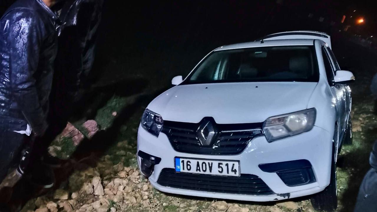 Harran’da Otomobil Kontrolden Çıkarak Yol Kenarına Savruldu