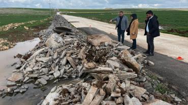 Hilvan’da Sağanak Sonrası Kapanan Köy Yolları Yeniden Açıldı