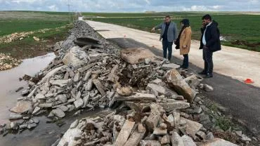 Hilvan’da Sağanak Sonrası Kapanan Köy Yolları Yeniden Açıldı