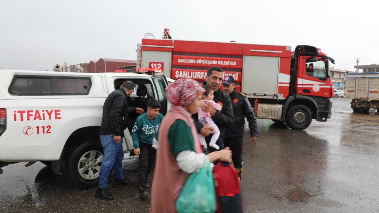 Buğday Pazarında Su Baskını: 9 Kişilik Aile Kurtarıldı