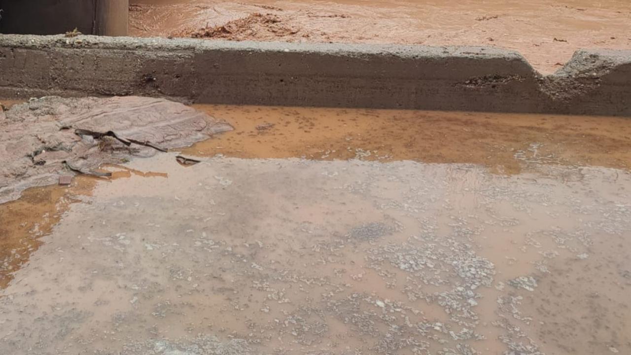 Urfa’nın İlçesinde Aşırı Yağış Çamurlu Su Riskini Getirdi