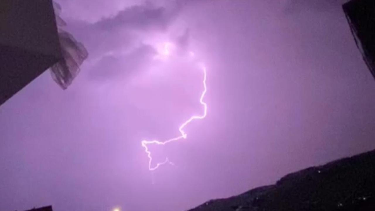 Şimşeklerin Gökyüzünde Dansı Şehri Aydınlattı