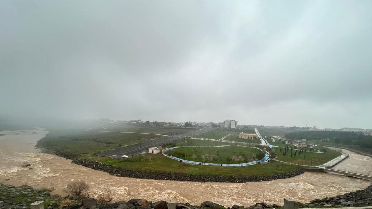 Viranşehir’de Sağanak Yağış Dereleri Coşturdu: Vatandaşlar O Anları Paylaştı