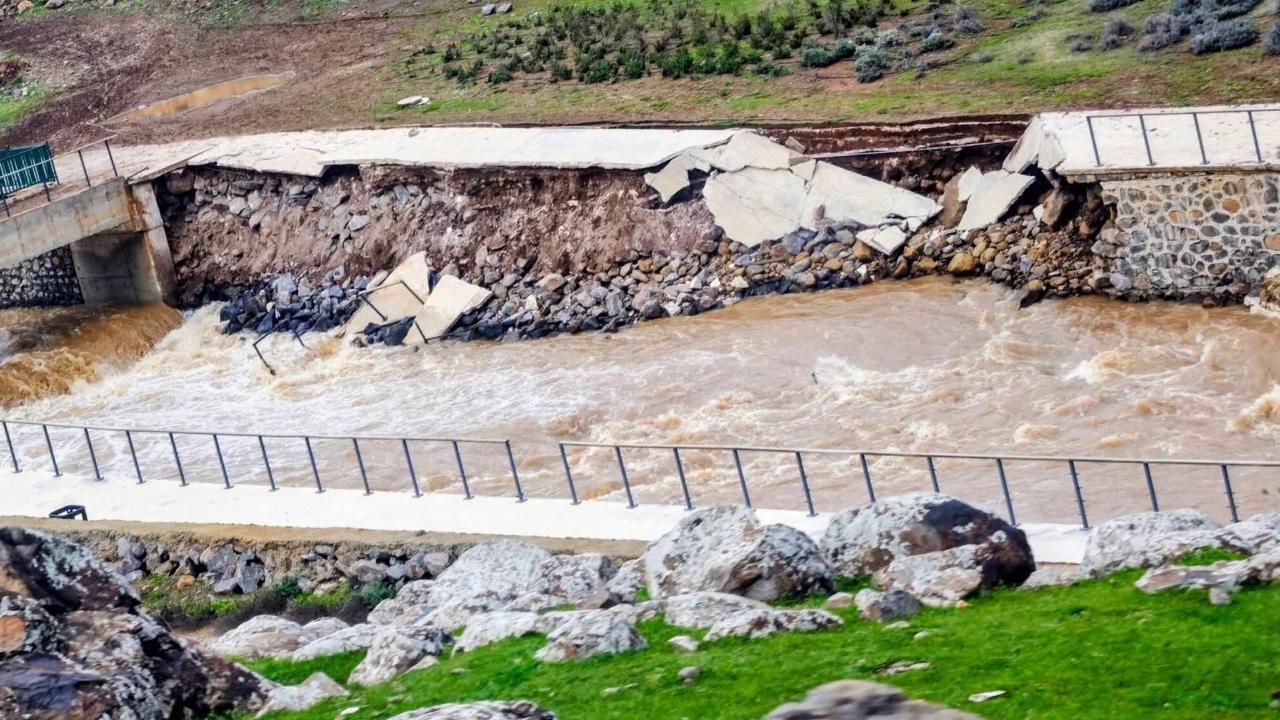 Viranşehir’de Sel Yıkımı: Curcup Deresi Duvarları Yıkıldı