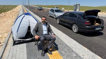 Bozova'da TOKİ Eylemi: CHP İlçe Başkanı Eylem Başlattı