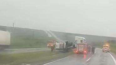 Hilvan–Siverek Yolunda Tır Devrildi: Yağış Kazaya Neden Oldu