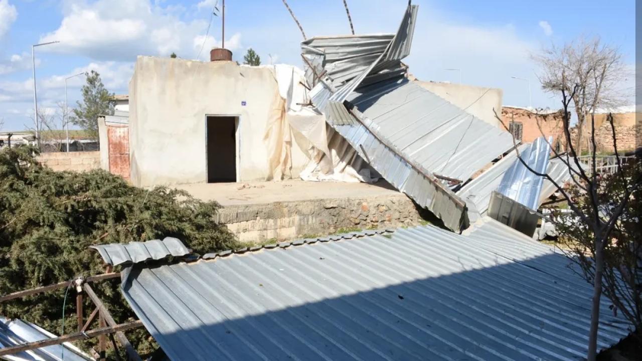 Hilvan’da Fırtına Felaketi: Çatılar Uçtu, Römorklar Devrildi