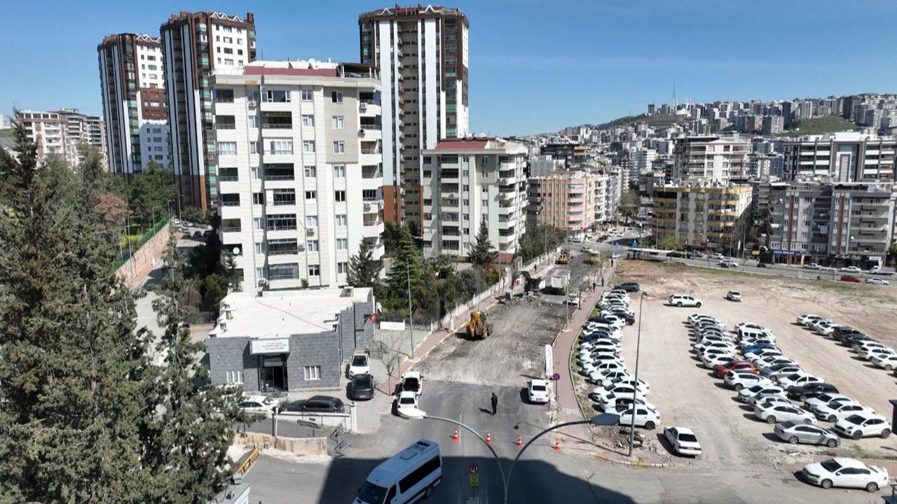 Mustafa Direkli Caddesi Sıcak Asfaltla Yenileniyor