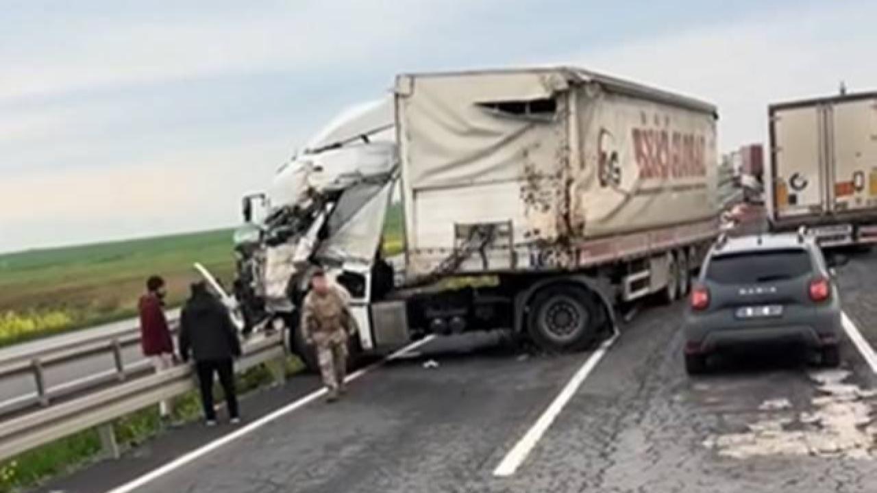 Şanlıurfa'da Feci Kaza: Tır Sürücüsü Ağır Yaralı