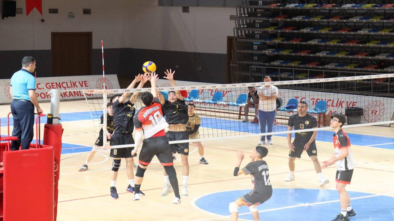 Şanlıurfa’da Genç Erkekler Voleybol Takımı Filede İddialı