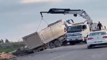 Şanlıurfa’da Hafriyat Kamyonu Devrildi: Sürücü Yaralandı