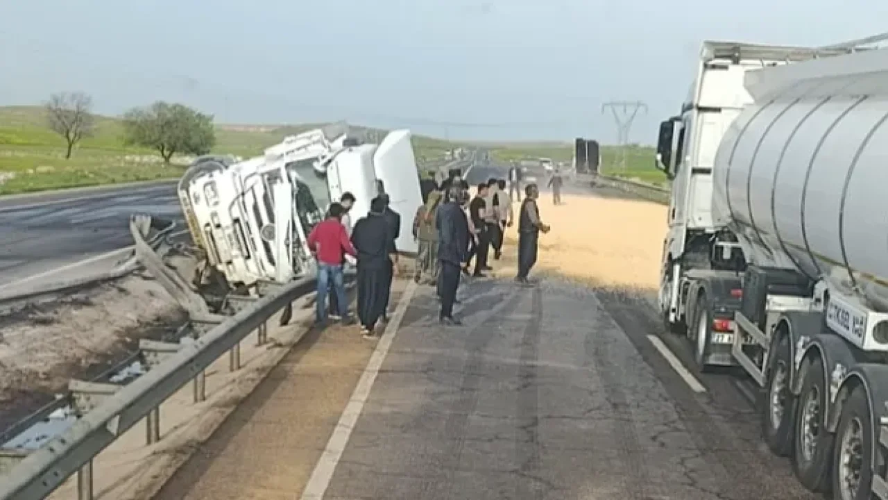 Şanlıurfa’da Mısır Yüklü Tır Devrildi: Sürücü Yaralandı