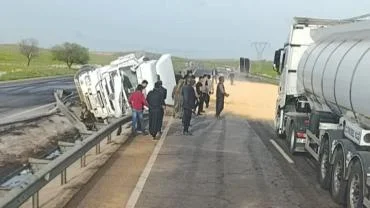 Şanlıurfa’da Mısır Yüklü Tır Devrildi: Sürücü Yaralandı