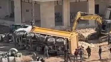 Şanlıurfa'da Şantiyede Kamyon Devrildi