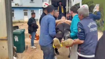 Şanlıurfa’da Serada Kaza: Demir Saplanan Genç Yaralandı