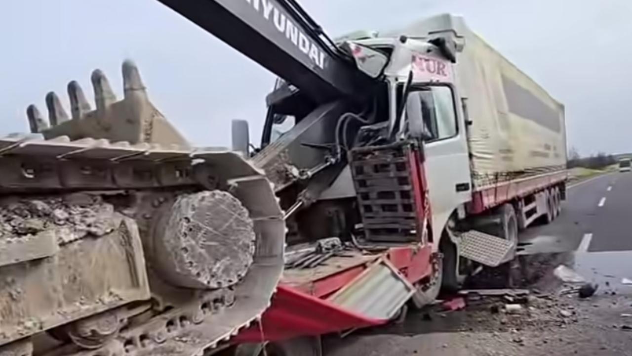 Urfa-Antep Yolunda Kaza! Kepçe Tıra Saplandı