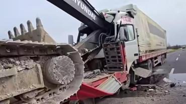 Urfa-Antep Yolunda Kaza! Kepçe Tıra Saplandı