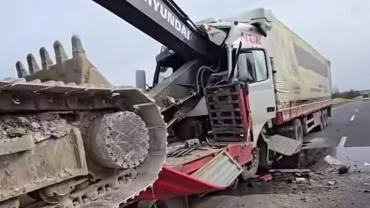 Urfa-Antep Yolunda Kaza! Kepçe Tıra Saplandı