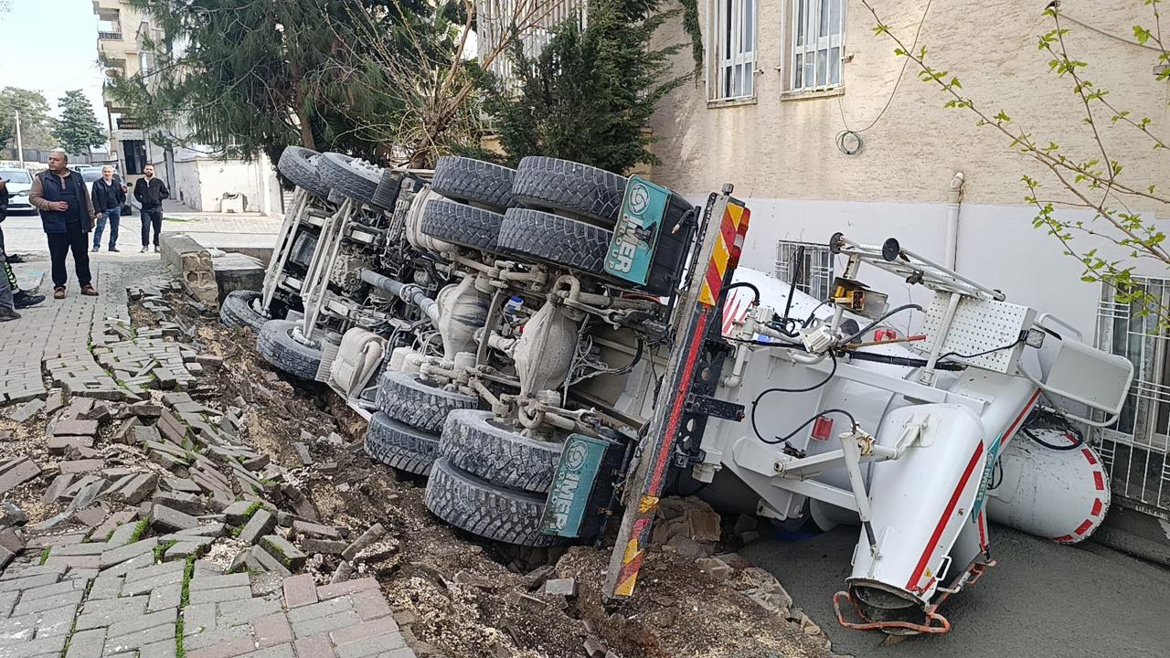 Urfa’da Beton Mikseri Kamyonu Devrildi! Sürücü Yaralandı