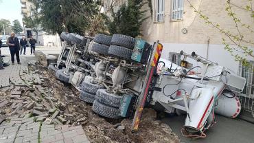 Urfa’da Beton Mikseri Kamyonu Devrildi! Sürücü Yaralandı