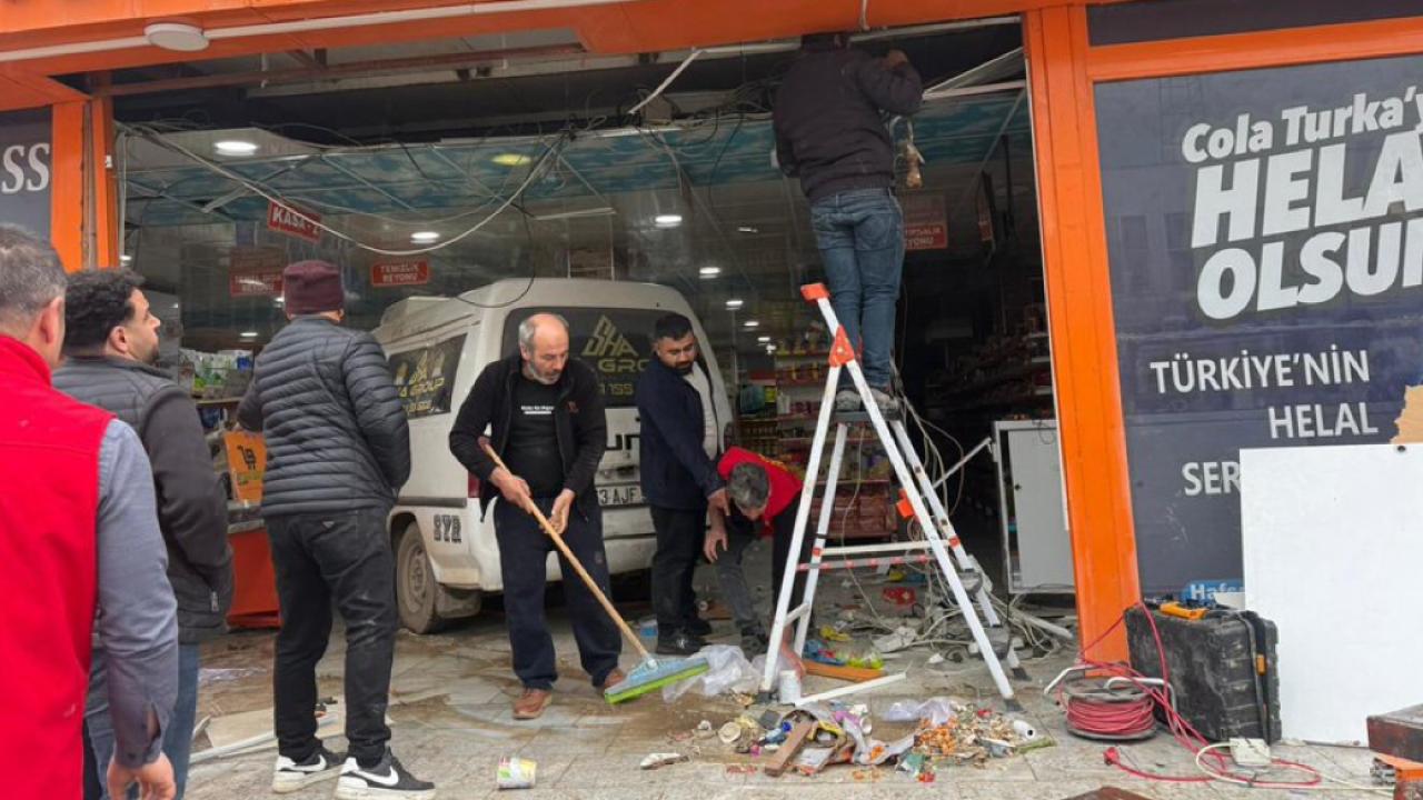 Urfa’da Kontrolden Çıkan Araç Markete Daldı