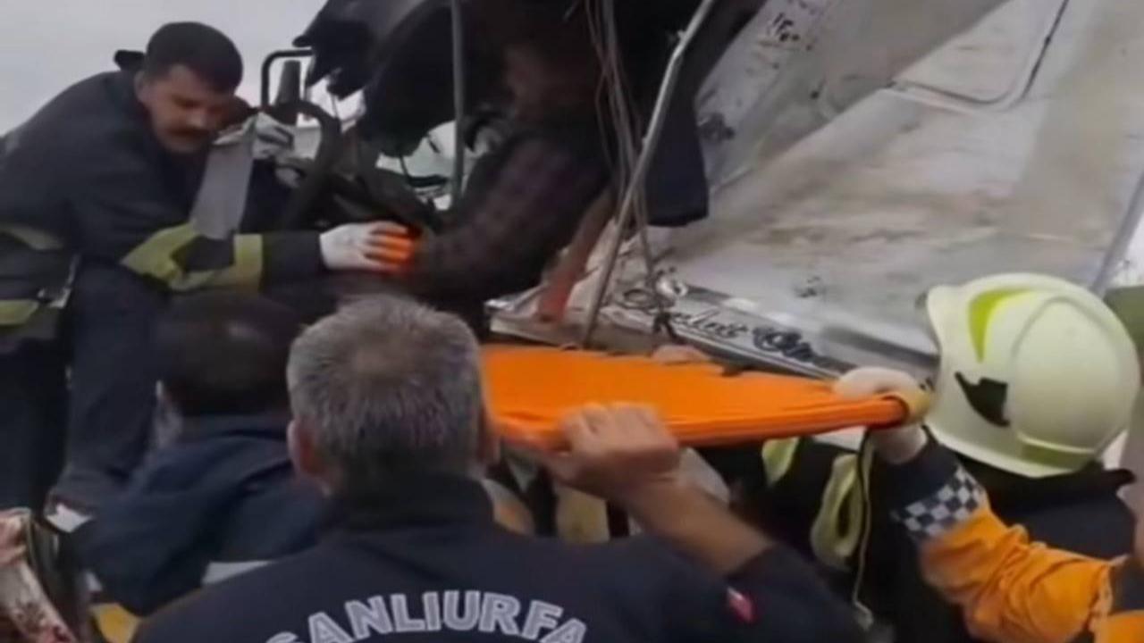 Urfa’da Tır Kazası: Sürücü Araçta Sıkıştı