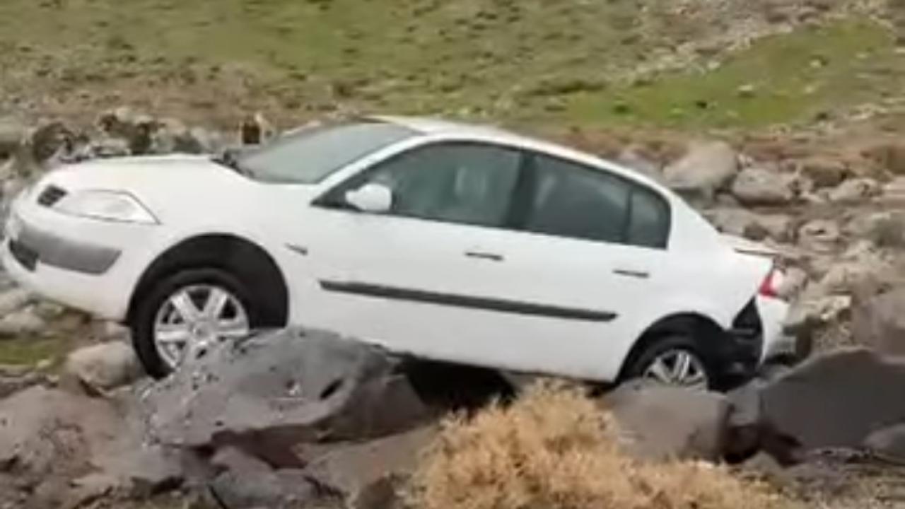 Viranşehir–Diyarbakır Yolunda Kaza: Araç Taşlık Araziye Uçtu