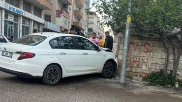 Viranşehir’de Kontrolden Çıkan Otomobil Duvara Çarptı