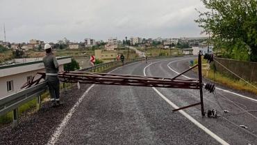 Urfa’da Devrilen Direkler Ve Kopan Hatlar İçin Yoğun Mesai