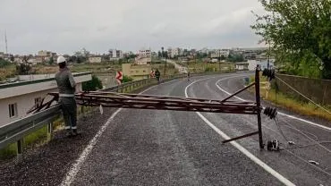 Urfa’da Devrilen Direkler Ve Kopan Hatlar İçin Yoğun Mesai