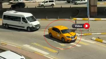 Urfa’da Taksinin Geri Geri İlerlemesi Trafikte Tehlike Yarattı!