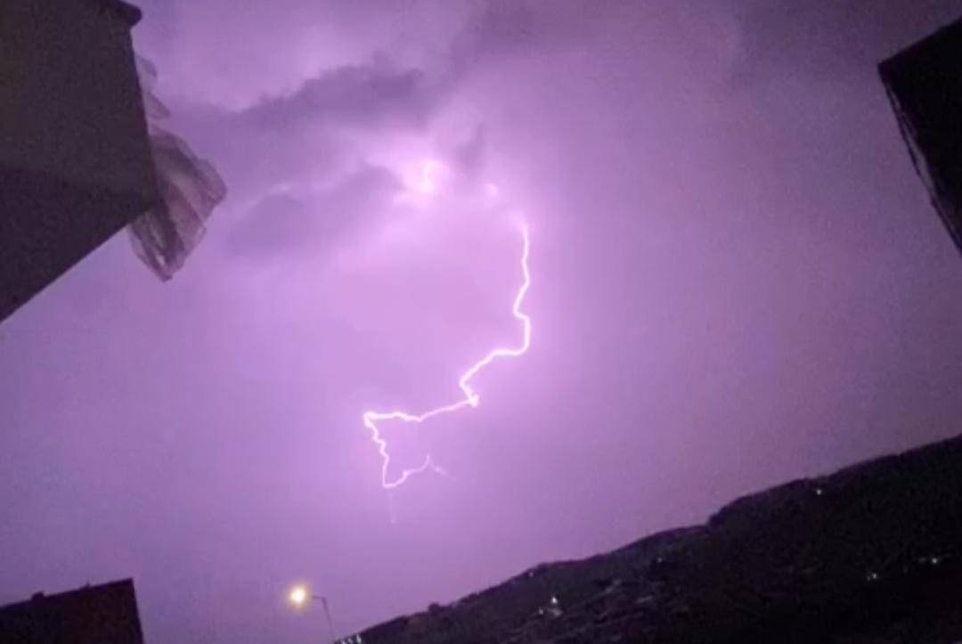 Şimşeklerin Gökyüzünde Dansı Şehri Aydınlattı