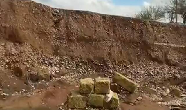 Şanlıurfa’da Yağmur Sonrası Tarihi Taşlar Dereye Sürüklendi