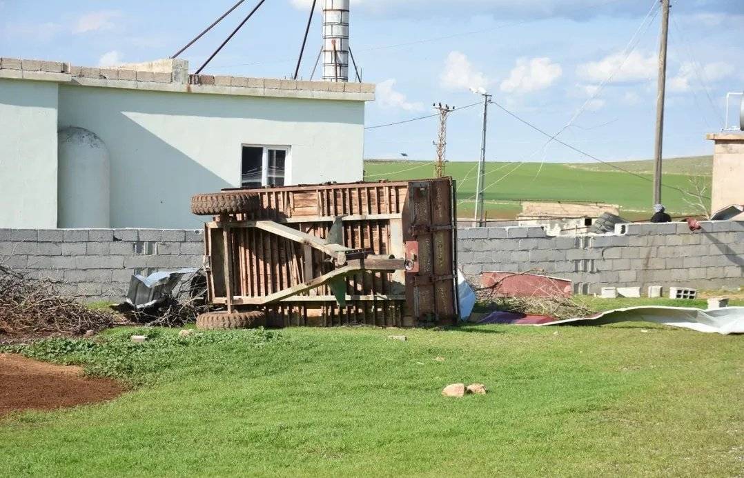 Hilvan’da Fırtına Felaketi: Çatılar Uçtu, Römorklar Devrildi