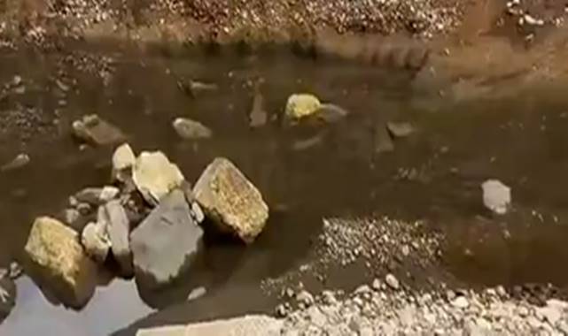 Şanlıurfa’da Yağmur Sonrası Tarihi Taşlar Dereye Sürüklendi