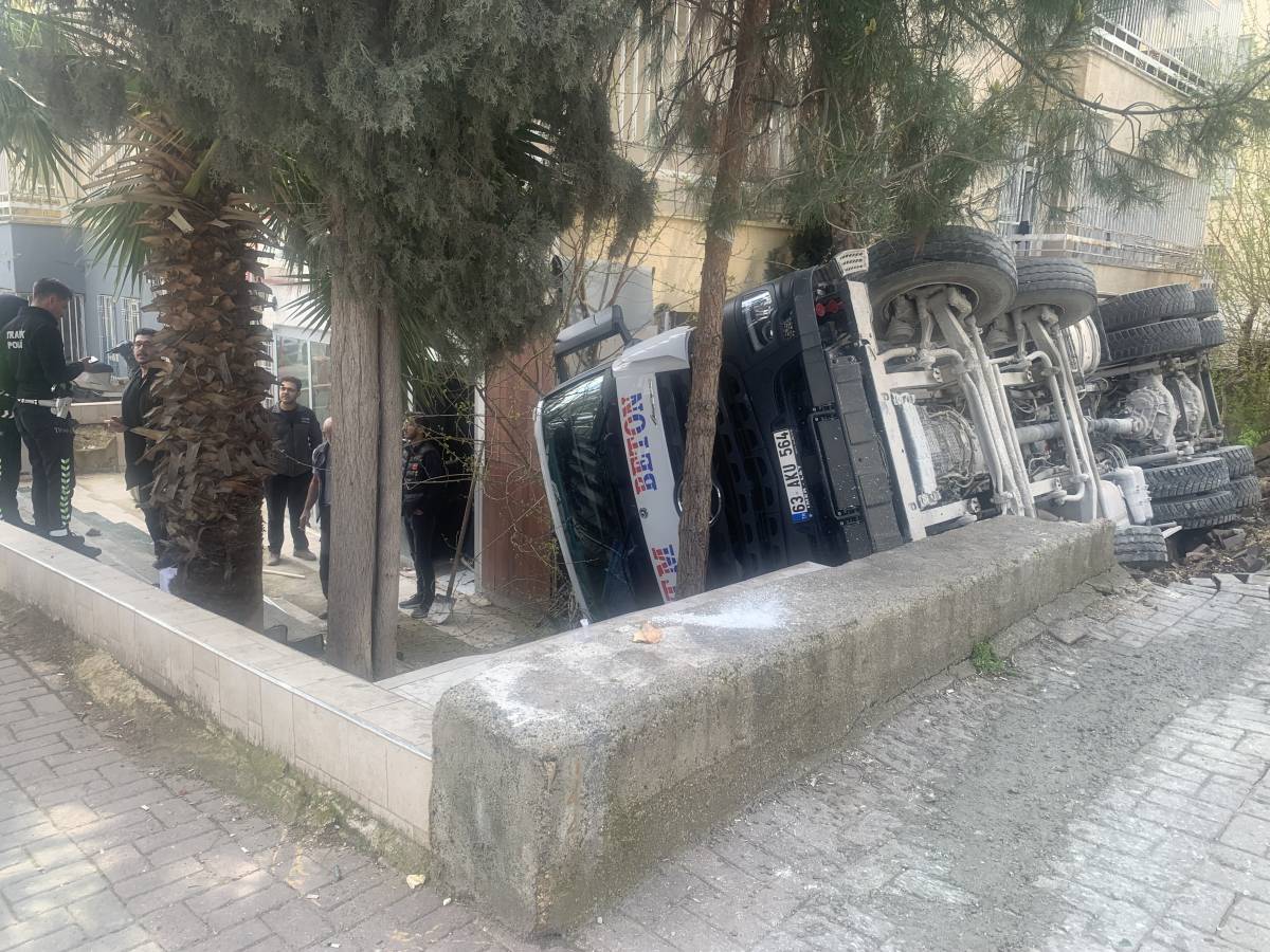 Urfa’da Beton Mikseri Kamyonu Devrildi! Sürücü Yaralandı